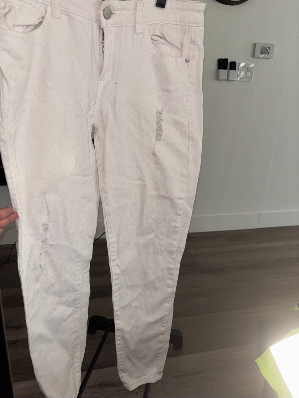 Tinseltown Women's distressed Skinny Jeans in White